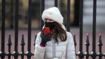 Una ciudadana con mascarilla, en la calle