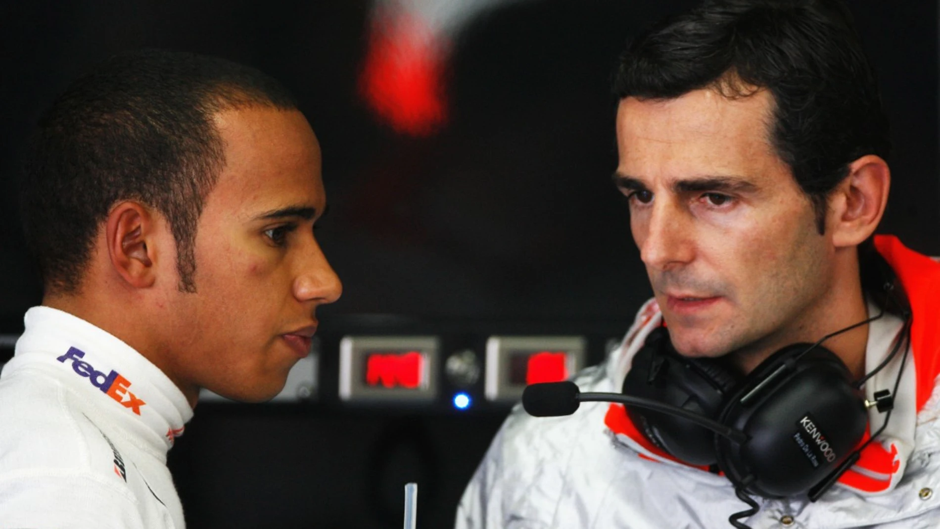 Lewis Hamilton, con De la Rosa