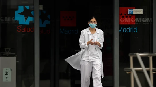 Una enfermera sale de un hospital madrileño Una enfermera sale de un hospital madrileño