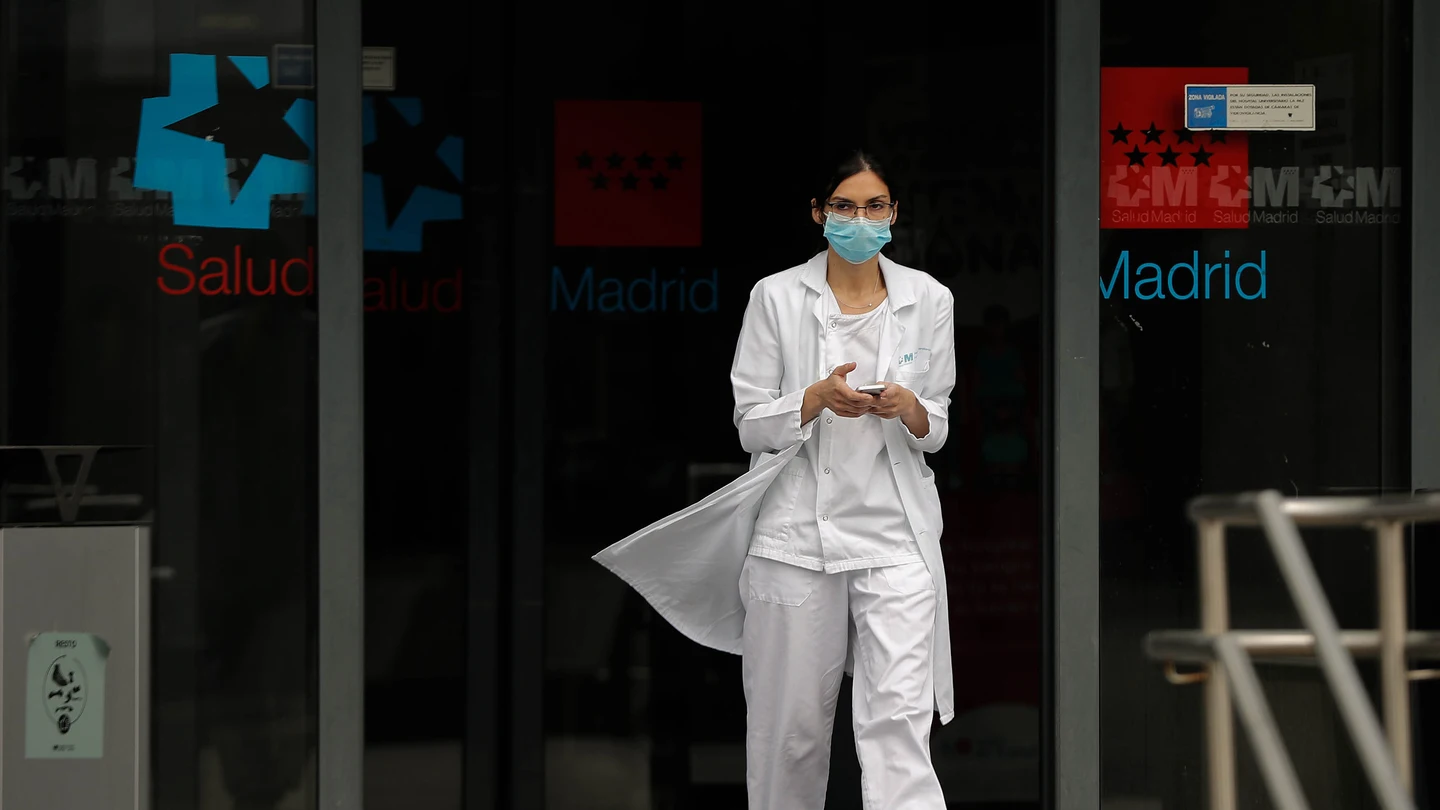 Una enfermera sale de un hospital madrileño Una enfermera sale de un hospital madrileño