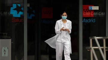 Una enfermera sale de un hospital madrileño