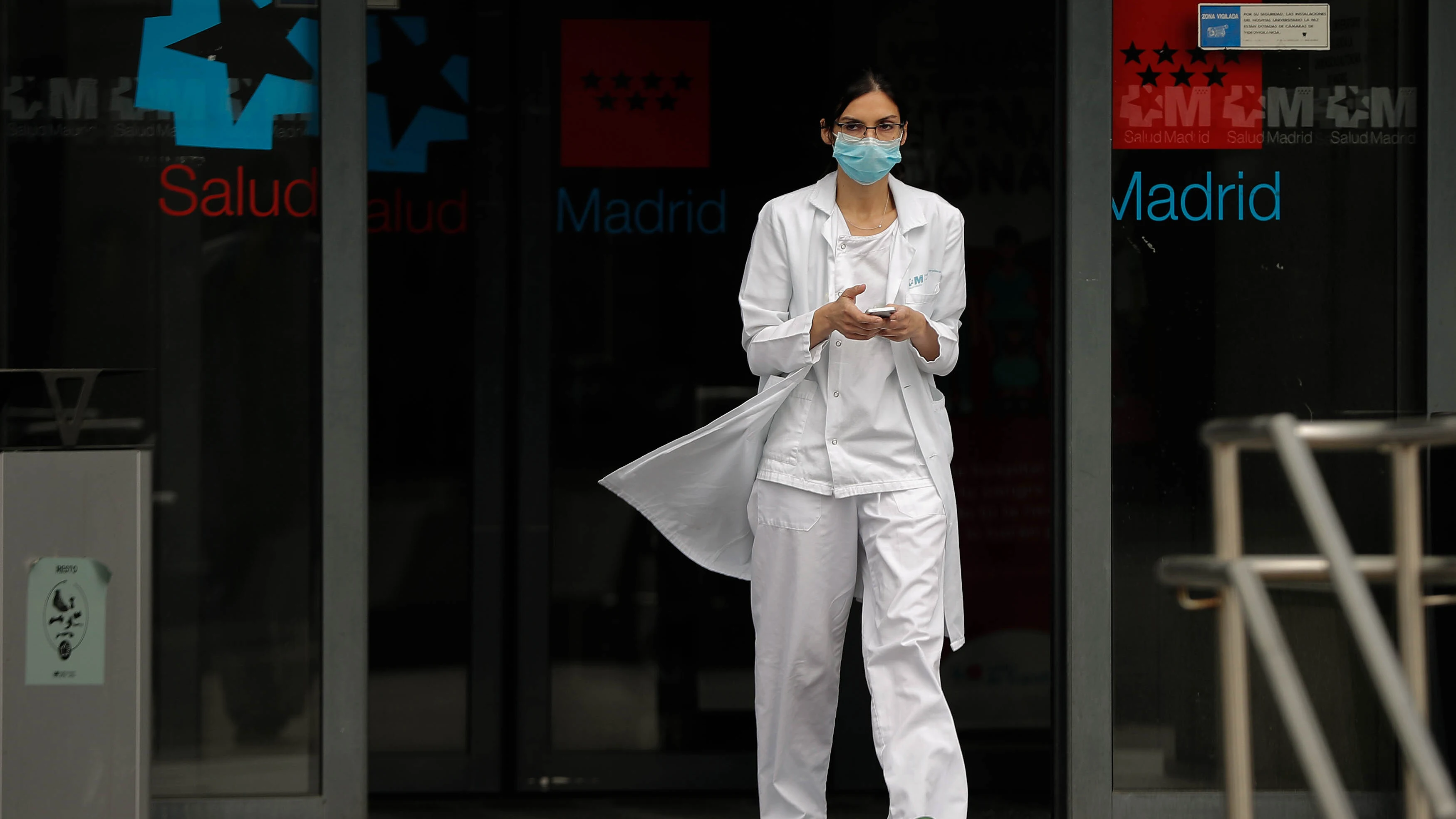 Una enfermera sale de un hospital madrileño Una enfermera sale de un hospital madrileño