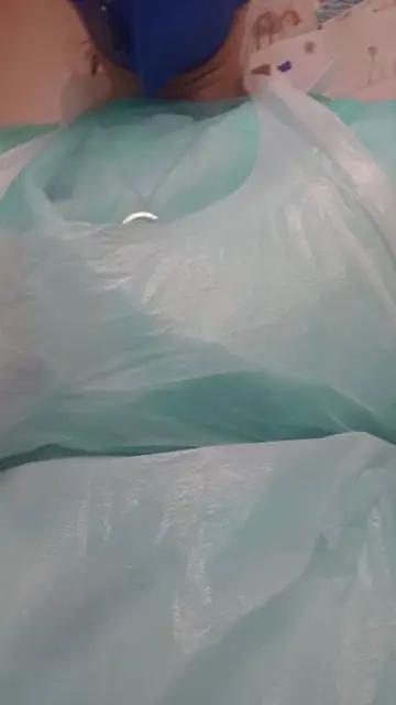 Equipo de protección con bolsas en un centro de salud de Madrid Equipo de protección con bolsas en un centro de salud de Madrid