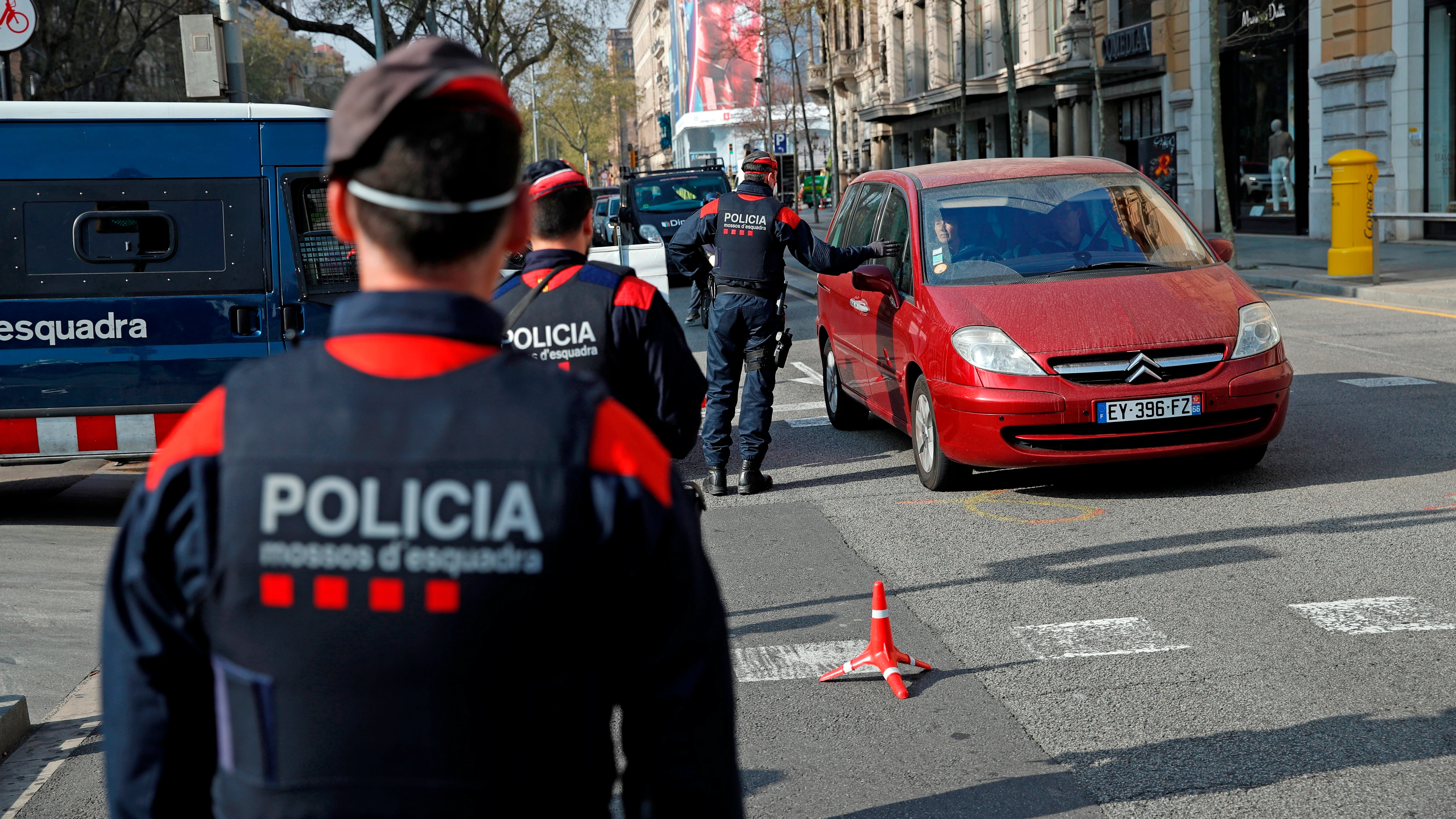 Agentes de los Mossos d'Esquadra realizan un control en pleno centro de Barcelona