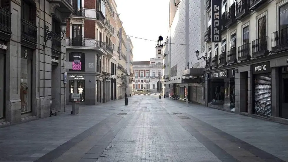 Comercios cerrados en la calle preciados de Madrid 