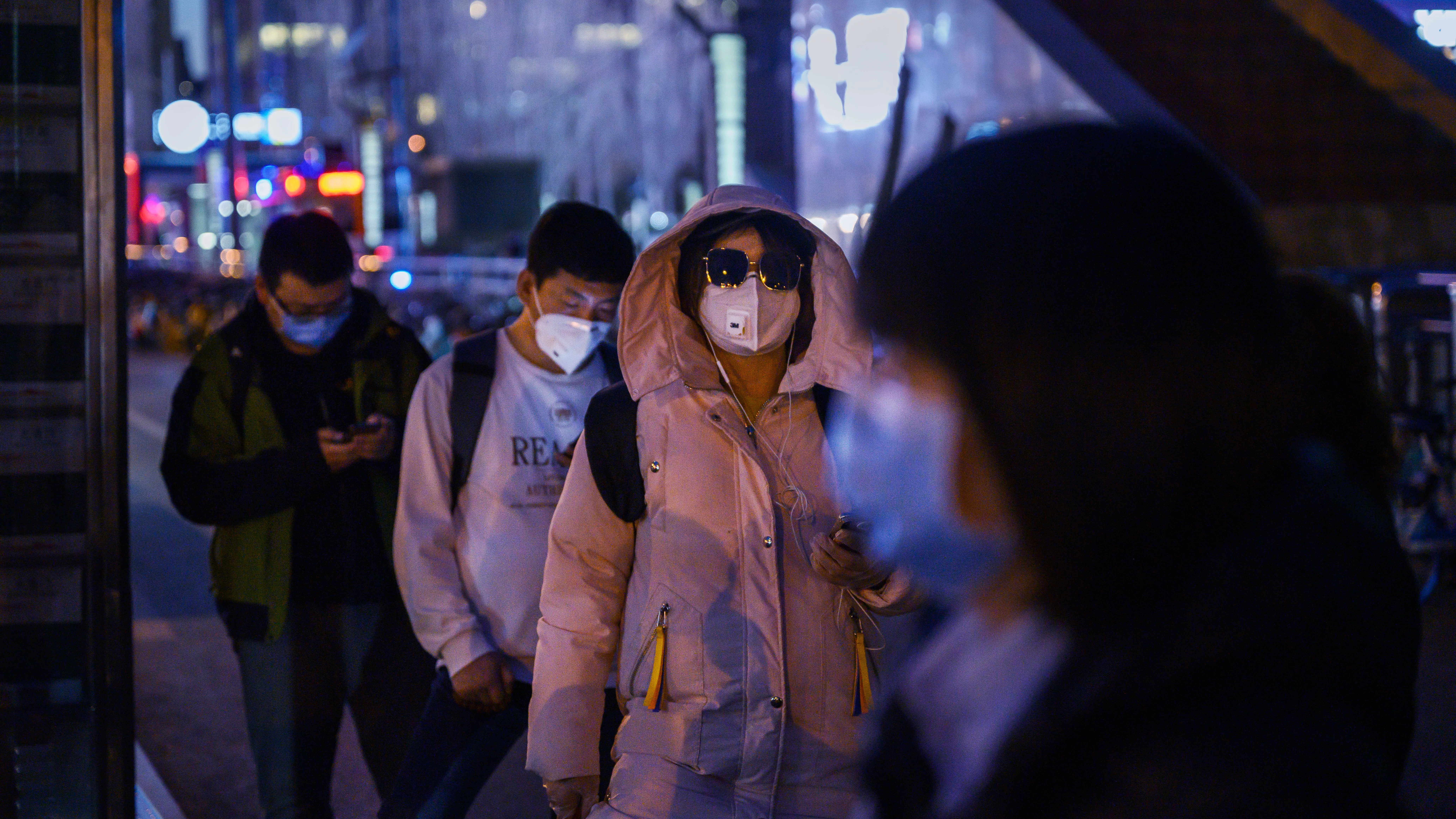 Ciudadanos con mascarillas en China