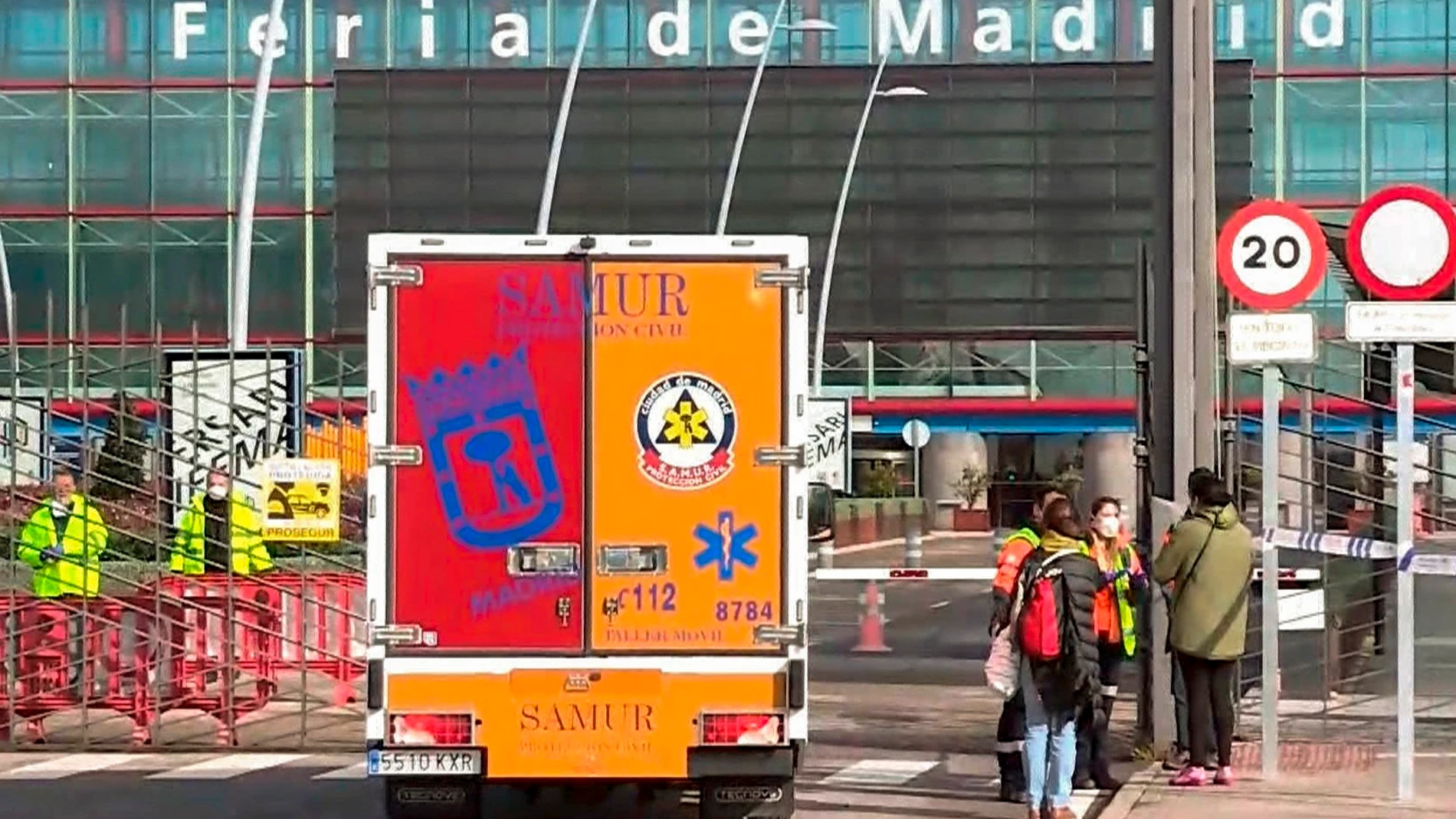 Una ambulancia frente a IFEMA, espacio habilitado como hospital por la crisis de coronavirus
