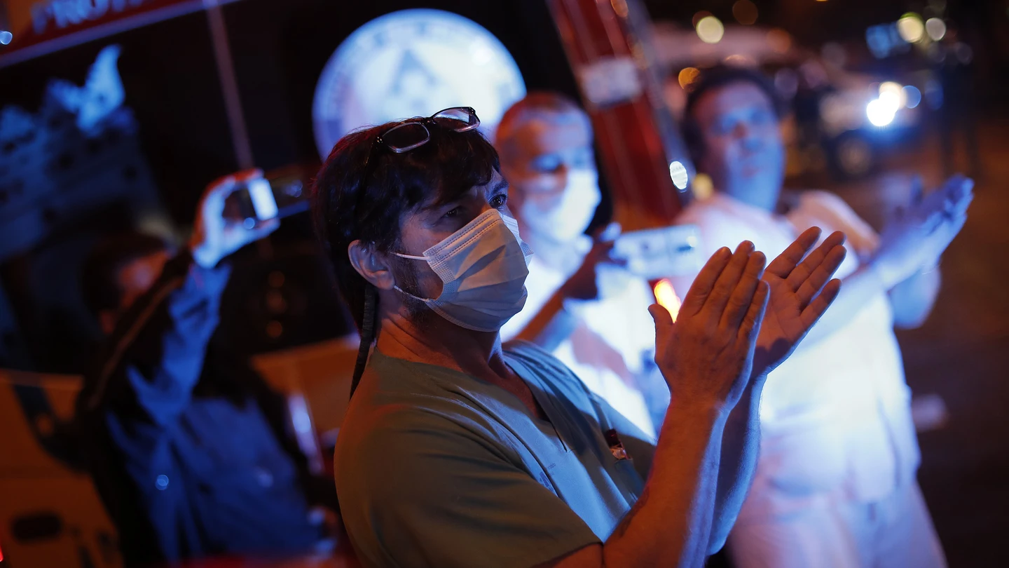 Profesionales sanitarios aplauden en las afueras de un hospital Profesionales sanitarios aplauden en las afueras de un hospital