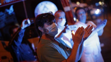 Profesionales sanitarios aplauden en las afueras de un hospital
