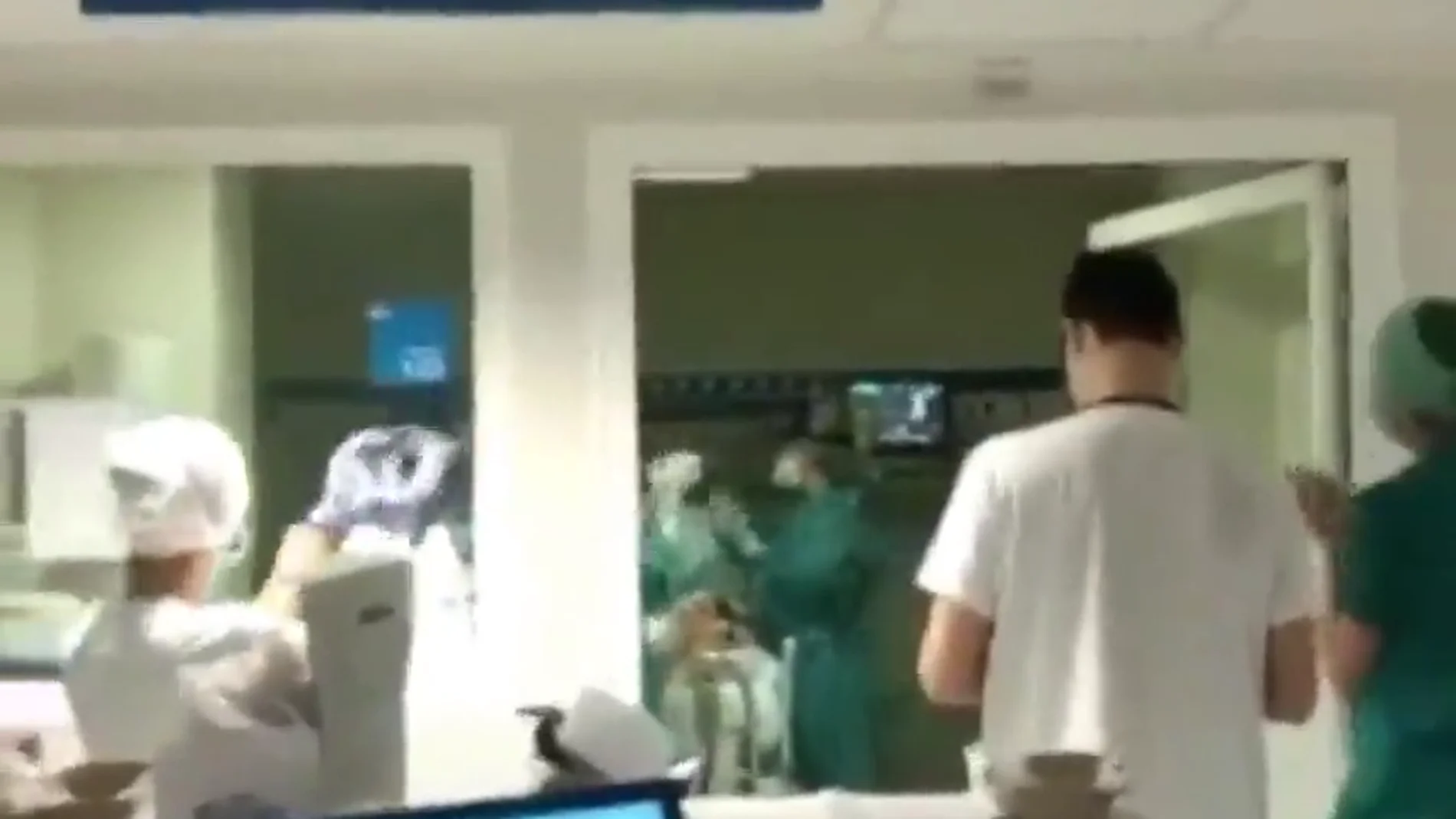 El emocionante aplauso de los sanitarios del Hospital de La Paz al primer paciente extubado con éxito