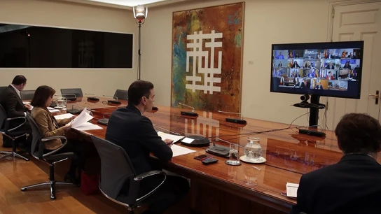 Pedro Sánchez hablando con los presidentes autonómicos Pedro Sánchez hablando con los presidentes autonómicos