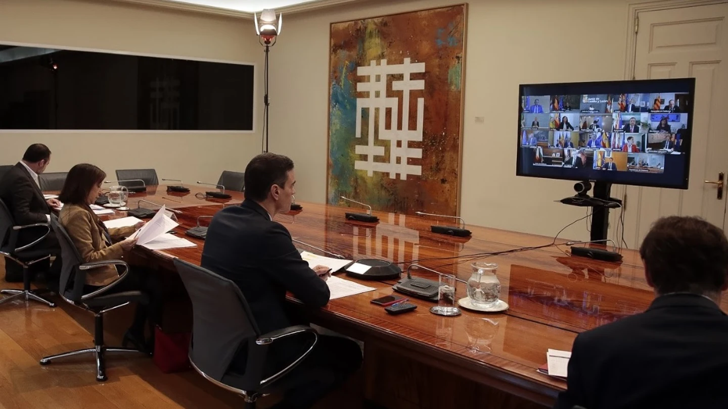 Pedro Sánchez hablando con los presidentes autonómicos Pedro Sánchez hablando con los presidentes autonómicos