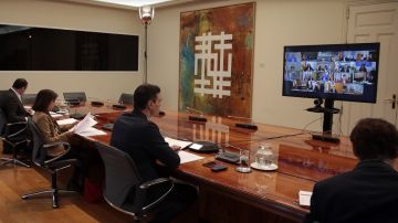 Pedro Sánchez hablando con los presidentes autonómicos