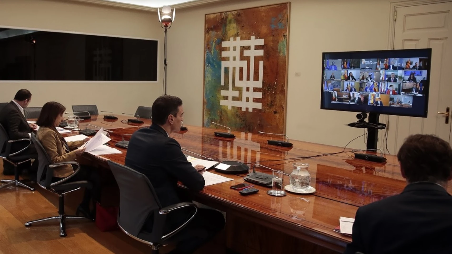 Pedro Sánchez hablando con los presidentes autonómicos
