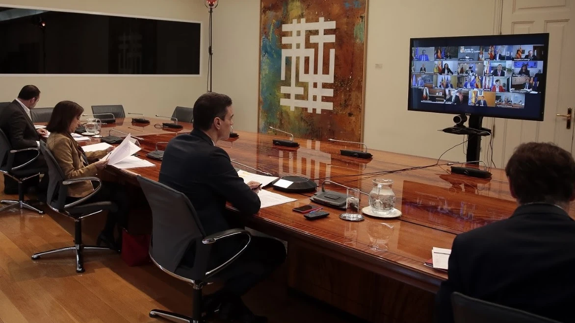 Pedro Sánchez hablando con los presidentes autonómicos