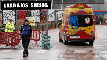 Una ambulancia llega al hospital de emergencia habilitado en Ifema (Madrid)