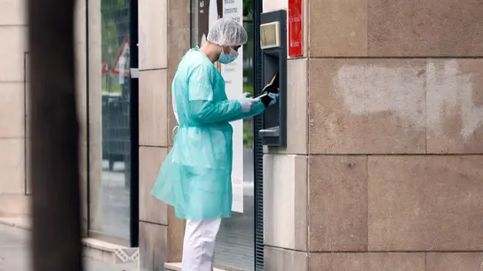 Un hombre saca dinero en pleno estado de alarma por el coronavirus Un hombre saca dinero en pleno estado de alarma por el coronavirus