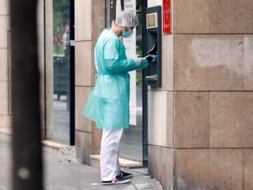 Un hombre saca dinero en pleno estado de alarma por el coronavirus Un hombre saca dinero en pleno estado de alarma por el coronavirus