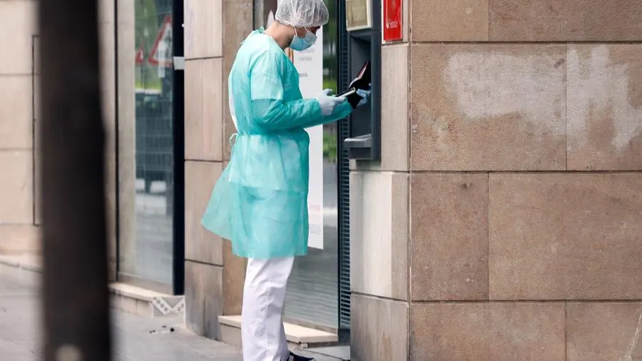 Un hombre saca dinero en pleno estado de alarma por el coronavirus