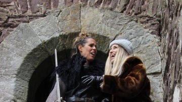 Amaya y Agripina bromean con una espada a las puertas de una edificación de piedra