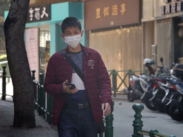 Un transeúnte con mascarilla