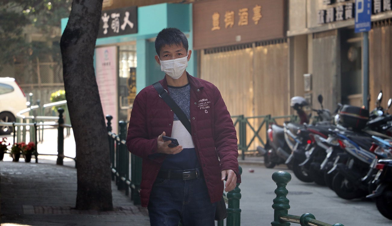Un transeúnte con mascarilla