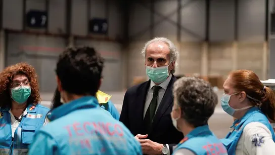 Enrique Ruiz Escudero, conversa con personal sanitario que prepara camas en uno de los pabellones del recinto ferial Ifema Enrique Ruiz Escudero, conversa con personal sanitario que prepara camas en uno de los pabellones del recinto ferial Ifema