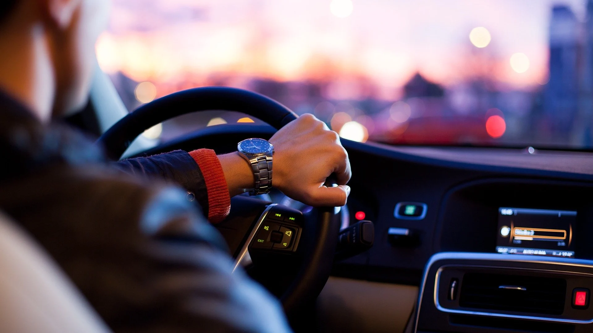 Conductor al volante al anochecer