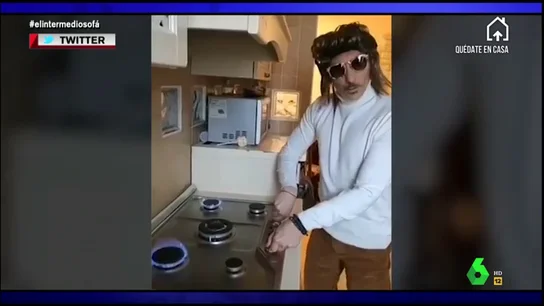 Cantando 'Resistiré' a todo pulmón o sacando los altavoces al balcón: así se divierten los españoles durante el confinamiento Cantando 'Resistiré' a todo pulmón o sacando los altavoces al balcón: así se divierten los españoles durante el confinamiento