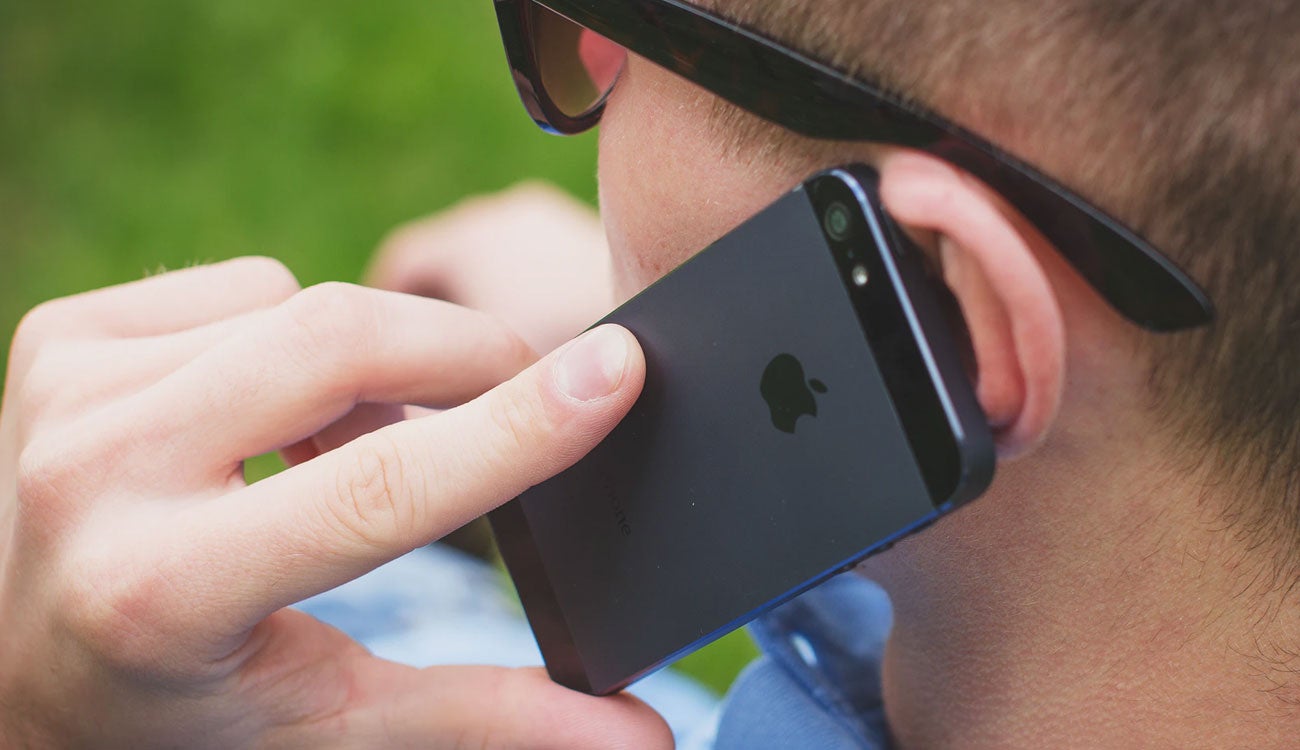 Usuario utilizando un smartphone