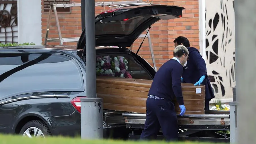 Llegada de un féretro al crematorio del cementerio de La Almudena en Madrid