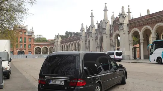 Un coche funerario ante el Cementerio de La Almudena. Un coche funerario ante el Cementerio de La Almudena.