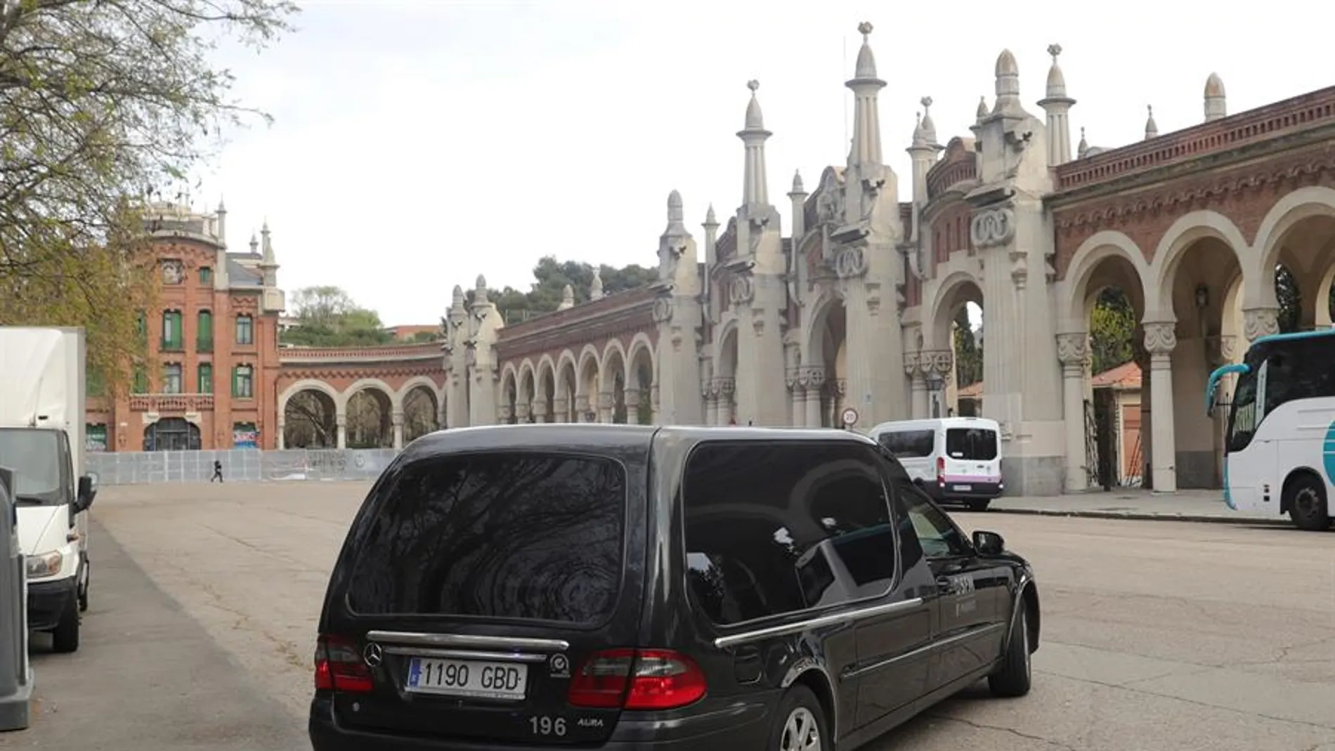 Un coche funerario ante el Cementerio de La Almudena.