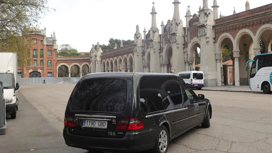 Un coche funerario ante el Cementerio de La Almudena.