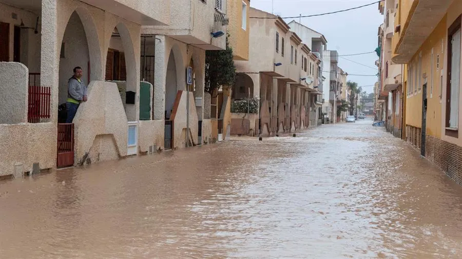 Un vecino de Los Alcázares observa desde su casa su calle inundada a causa de las fuertes lluvias caídas sobre el Campo de Cartagena 