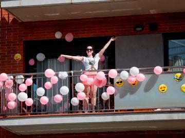 Vecinos confinados en Barcelona salen a cantar Vecinos confinados en Barcelona salen a cantar