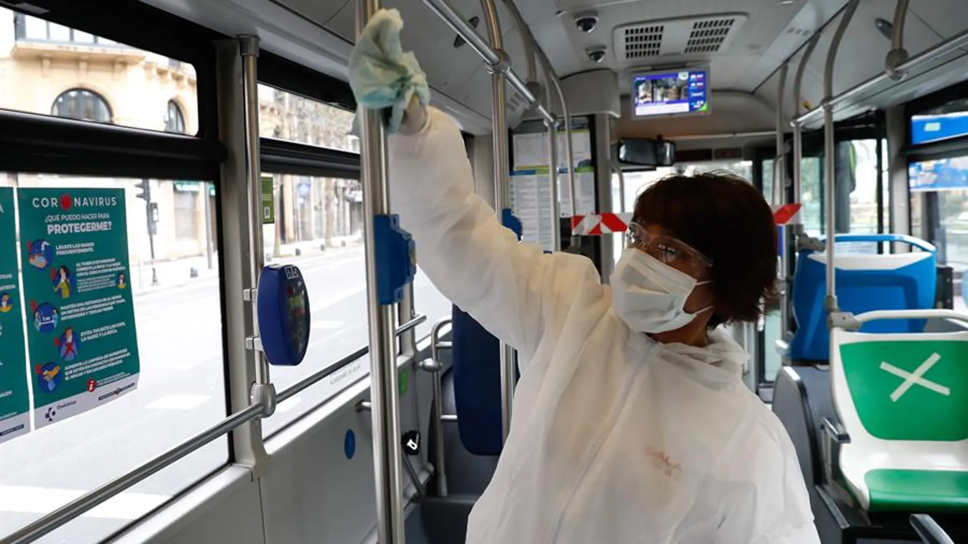 Una operaria de limpieza desinfecta un autobús urbano de San Sebastián.