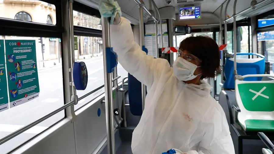 Una operaria de limpieza desinfecta un autobús urbano de San Sebastián