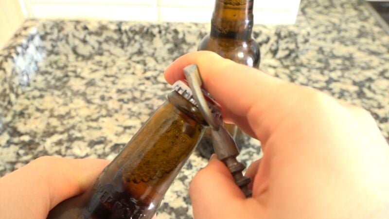 Por qué la cerveza se desborda cuando la golpeas