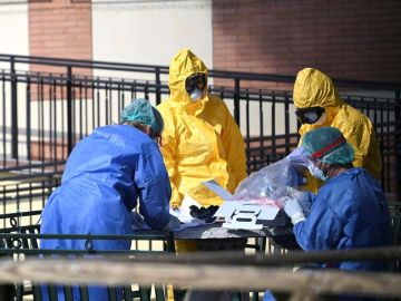 Sanitarios trabajan contra el coronavirus Sanitarios trabajan contra el coronavirus