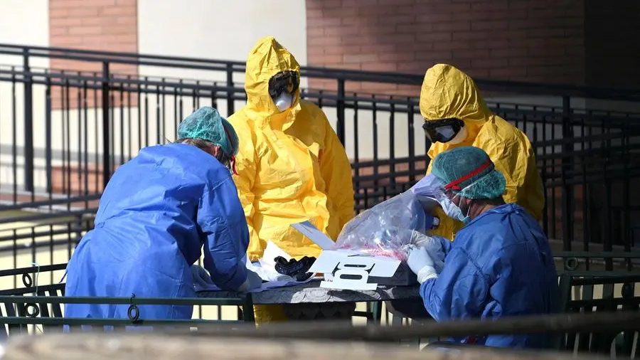 Sanitarios trabajan contra el coronavirus Sanitarios trabajan contra el coronavirus