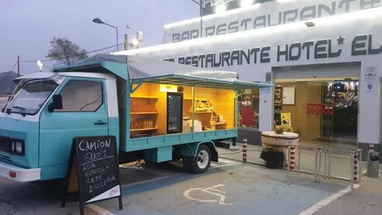 La camioneta situada delante de Restaurante El Hacho.  La camioneta situada delante de Restaurante El Hacho.