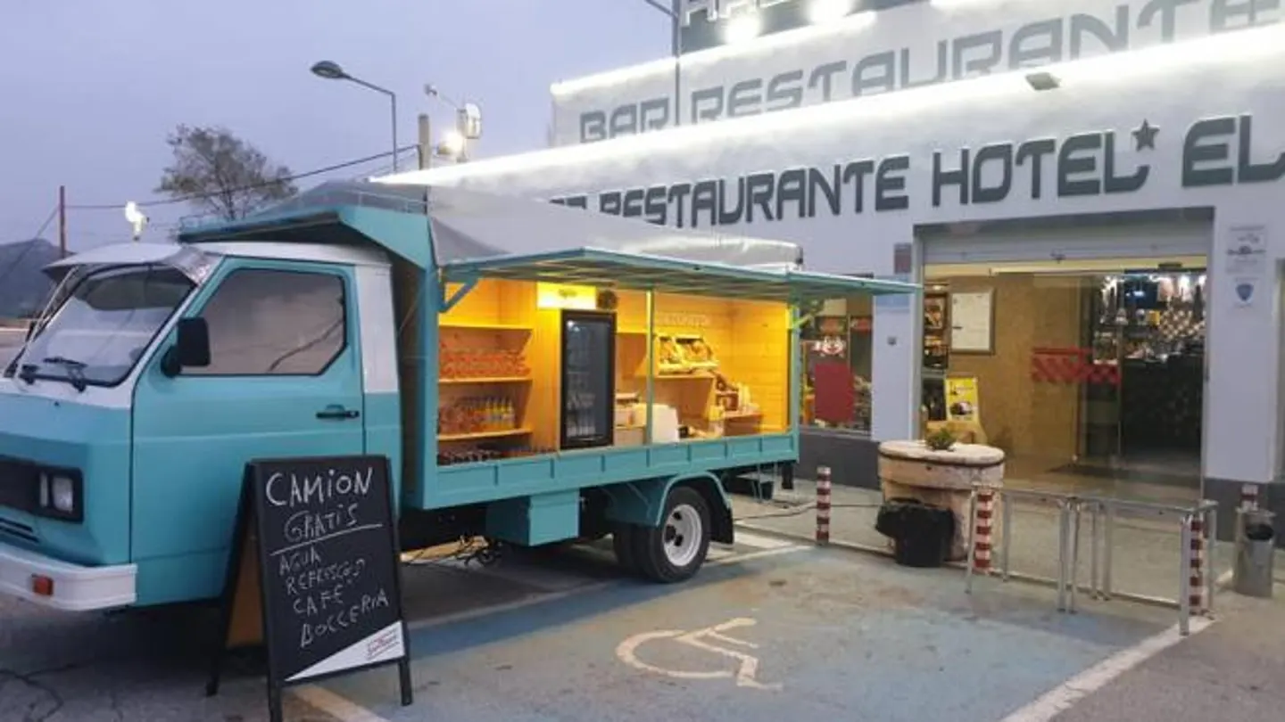 La camioneta situada delante de Restaurante El Hacho. La camioneta situada delante de Restaurante El Hacho.