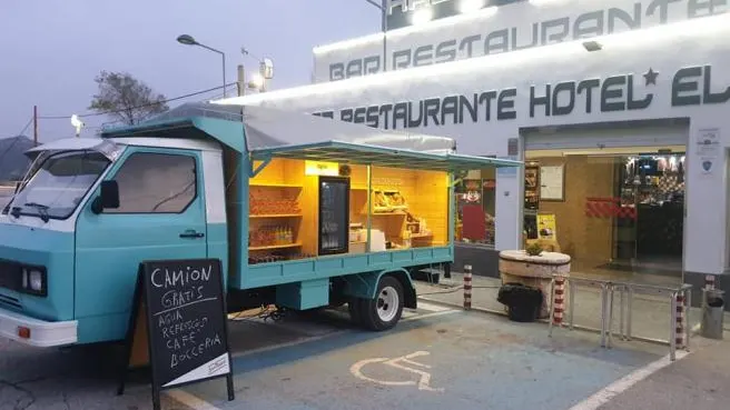 La camioneta situada delante de Restaurante El Hacho. 