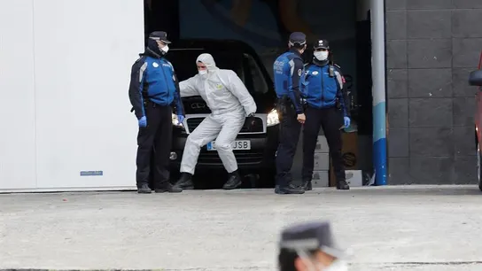 Miembros de la Policía junto a uno de los trabajadores de la morgue en el Palacio de Hielo Miembros de la Policía junto a uno de los trabajadores de la morgue en el Palacio de Hielo
