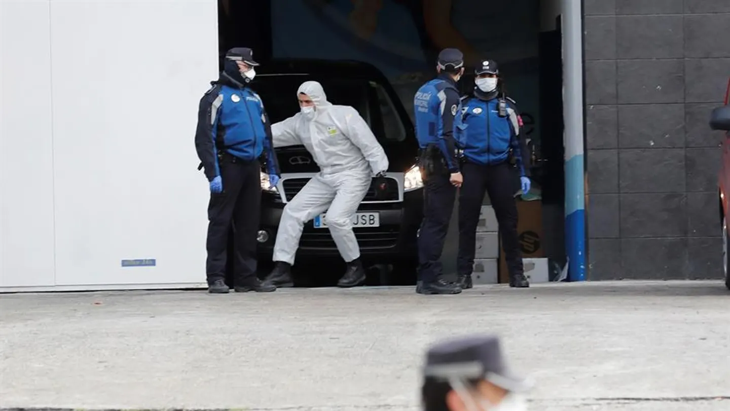 Miembros de la Policía junto a uno de los trabajadores de la morgue en el Palacio de Hielo Miembros de la Policía junto a uno de los trabajadores de la morgue en el Palacio de Hielo