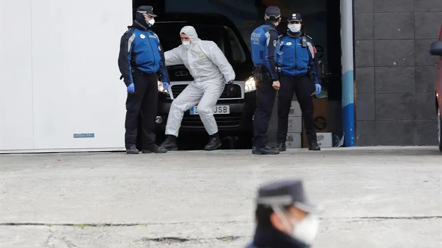 Miembros de la Policía junto a uno de los trabajadores de la morgue en el Palacio de Hielo