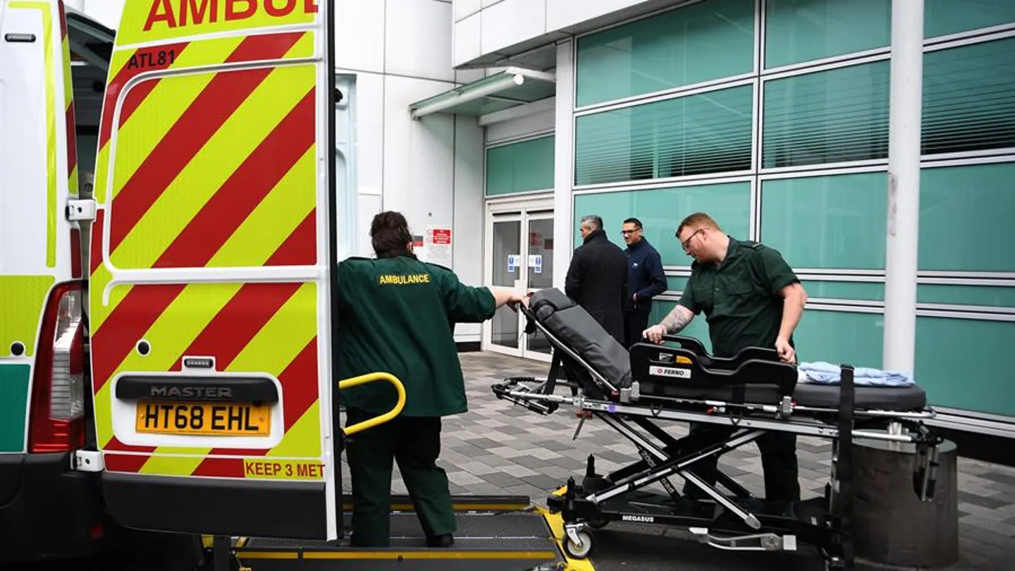 Los empleados del Servicio Nacional de Salud (NHS) trabajan fuera de un hospital en Londres. Los empleados del Servicio Nacional de Salud (NHS) trabajan fuera de un hospital en Londres.