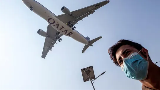 Un hombre con mascarilla en las inmediaciones de un aeropuerto Un hombre con mascarilla en las inmediaciones de un aeropuerto