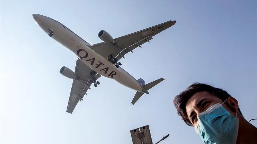 Un hombre con mascarilla en las inmediaciones de un aeropuerto